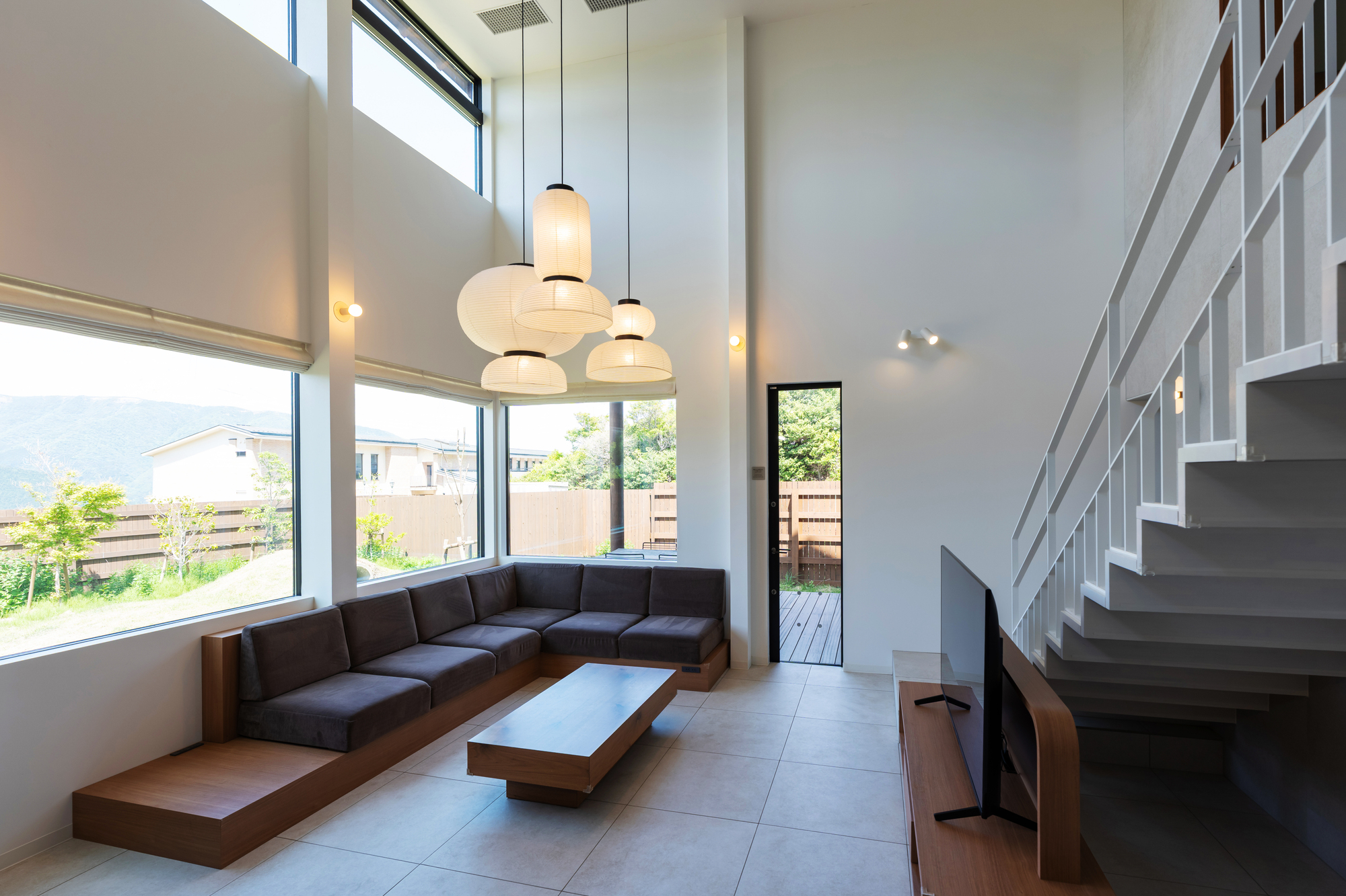 木とコンクリートを組み合わせた新築住宅の室内